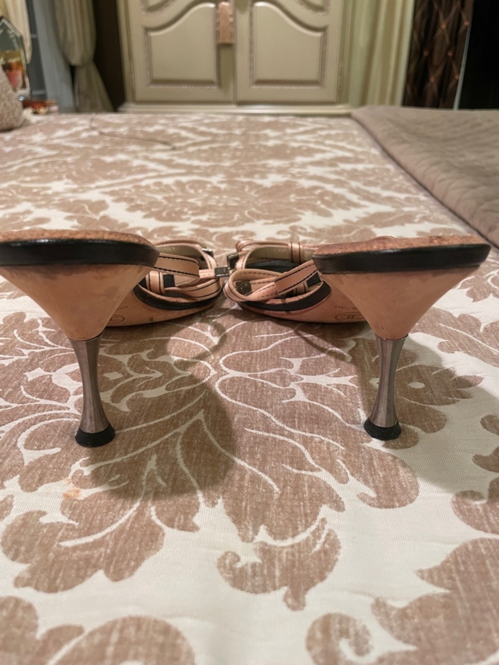 CHANEL Pink Leather Bow Slingback Heels - Picture 4 of 6